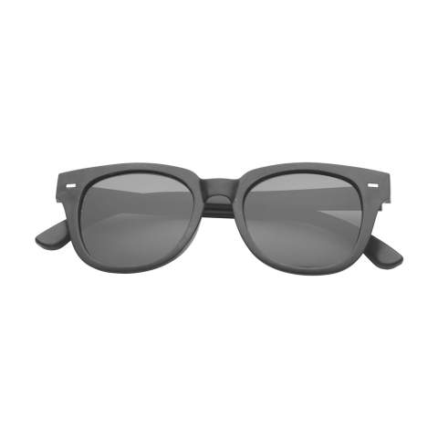 WoW! A pair of sunglasses with a frame made from coffee grounds and pine bark fibres. These organic materials are naturally biodegradable. These two materials are combined into one new material that is suitable for creating new products, such as these sunglasses. With UV 400 protection (according to European standards). Each item is supplied in an individual brown cardboard box.