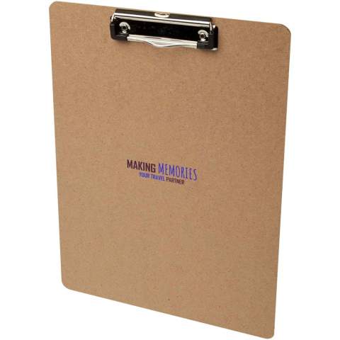 Handliches Klemmbrett aus MDF (mitteldichte Faserplatte). Die Klammer, die das Papier hält, besteht aus Eisen und PP Kunststoff. Größe 32 x 23 x 0,24 cm.
