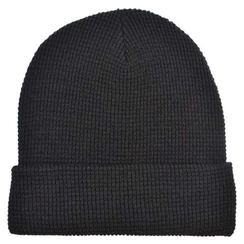 Découvrez la combinaison parfaite de style et de confort avec le Waffle Hat. Fabriqué à 100 % en acrylique, ce chapeau offre une chaleur et une durabilité ultimes. Avec un tour de tête de 58 cm, il s'adapte confortablement à toutes les têtes pour un look intemporel et polyvalent. Que vous fassiez une promenade hivernale froide ou que vous recherchiez simplement un accessoire à la mode, ce chapeau est votre compagnon idéal. Choisissez la qualité et la chaleur avec le Waffle Hat.