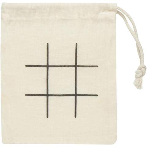 Le plaisir classique rencontre le charme naturel avec le jeu de morpion Whorl en bois, fabriqué en schima superba pour une finition lisse et durable. Conçues pour être pratiques, les pièces du jeu sont présentées dans une pochette à cordon en coton qui sert également de plateau de jeu, pour un ensemble compact et facile à transporter.
