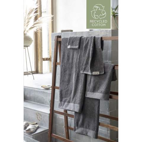 Serviette de bain élégante de la marque Walra. Fabriquée à partir de 70% coton recyclé et de 30% de coton (550 g/m²). Cette serviette de bain a une structure fine, un bord élégant et une boucle de suspension pratique. Merveilleusement douce et absorbante. Ce produit est certifié Oeko-tex et GRS. La production de ces textiles de salle de bain permet d'économiser beaucoup d'eau et de réduire les émissions de CO2 tout comme l'énergie grâce à la réutilisation des matériaux. Ceci est confirmé par le label de qualité indépendant REMO.