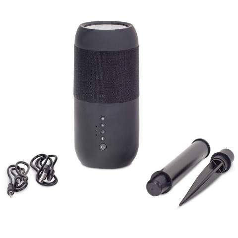 Ce haut-parleur a la forme d'une torche pour le poser sur le sol ou sur le sable. Profitez de votre musique préférée lors d'une journée à la plage ou en camping ou utilisez le simplement lors des belles soirées d'été. Grâce un son surround à 360 degrés et son étanchéité c'est un haut-parleur idéal pour l'extérieur. Ses panneaux solaires lui permettent d'être rechargé automatiquement pendant son utilisation.