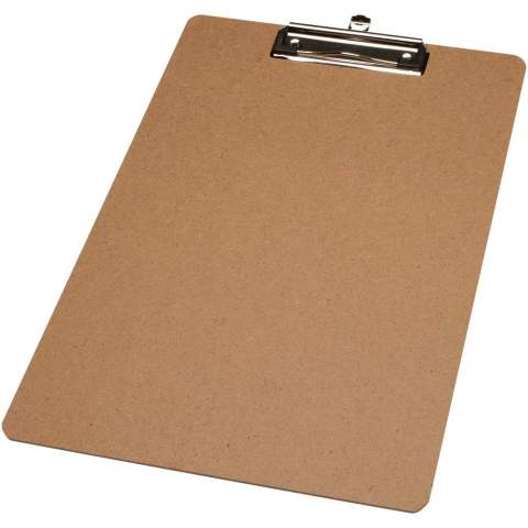 Handliches Klemmbrett aus MDF (mitteldichte Faserplatte). Die Klammer, die das Papier hält, besteht aus Eisen und PP Kunststoff. Größe 32 x 23 x 0,24 cm.