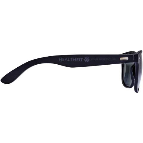 Lunettes de soleil au design rétro avec branches en bambou. Ces lunettes de soleil avec verres UV 400 sont classées en catégorie 3. Un choix idéal pour se protéger de la lumière vive du soleil. Conforme à la norme de sécurité européenne EN12312-1.