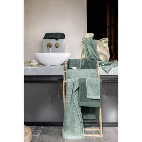 Serviette de bain élégante de la marque Walra. Fabriquée à partir de 70% coton recyclé et de 30% de coton (550 g/m²). Cette serviette de bain a une structure fine, un bord élégant et une boucle de suspension pratique. Merveilleusement douce et absorbante. Ce produit est certifié Oeko-tex et GRS. La production de ces textiles de salle de bain permet d'économiser beaucoup d'eau et de réduire les émissions de CO2 tout comme l'énergie grâce à la réutilisation des matériaux. Ceci est confirmé par le label de qualité indépendant REMO.