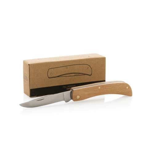 Couteau pliable fabriqué avec du bois de hêtre FSC 100% et une lame en acier inoxydable de qualité (420). Dureté Rockwell 42-52. Emballé dans une boîte en kraft FSC mix.<br /><br />PVC free: true