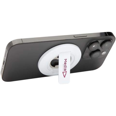 Die Ain ist ein cleveres 2-in-1-Accessoire aus recyceltem Kunststoff. Sie haftet mit starkem Magnet an iPhones ab Modell 12 und dient gleichzeitig als praktische Telefonladestation. Zusätzlich verfügt sie über einen integrierten Flaschenöffner – ideal für den Alltag und unterwegs.