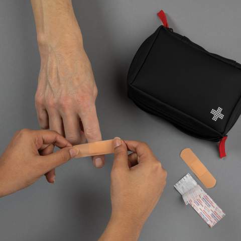 Trousse de secours de luxe en nubuck-PU déperlant, à la fois élégante et pratique. Le matériau est facile à nettoyer et repousse l'eau, ce qui le rend parfait pour une utilisation en déplacement 1pc bandage PBT, 1pc bandage auto- adhésif et bandage de compression auto- adhésif, 1pc bandage triangle , 1pc Masque de bouche à bouche, 1 paire de gants, 1pc ruban adhésif, 3pcs épingle, 1pc ciseaux, 10pcs sparadraps et 4pcs tampons d'alcool ; ; Tout le contenu est conforme aux directives sur les dispositifs médicaux : 93/42/CEE et UE (2017/745), EN ISO 13485:2016 ; Tout le contenu (à l'exception des épingles et des ciseaux) est emballé dans un sac en papier portant toutes les inscriptions obligatoires requises par l'UE, telles que "Date d'expiration, CE, numéro de lot". Contenu recyclé total : 24 % sur la base du poids total de l'article.<br /><br />PVC free: true