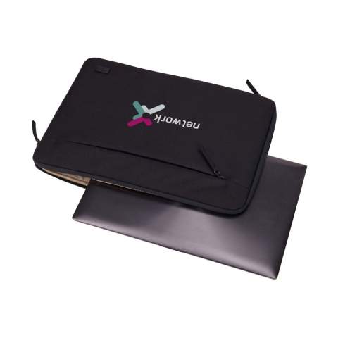 Housse robuste pour ordinateur portable de 14 pouces de la marque Case Logic. Fabriquée à partir de 71% de matériaux recyclés : extérieur en polyester 600D 100% recyclé avec revêtement déperlant sans PFAS, et doublure en polyester 150D recyclé. L'ouverture aux trois quarts, très pratique, peut être fermée par une fermeture à glissière YKK. L'attache de la fermeture éclair est composée à 86% de matériaux recyclés. Le compartiment principal est doté d'une couche de protection en mousse (10 mm d'épaisseur) qui permet de transporter un ordinateur portable en toute sécurité. La poche frontale zippée est idéale pour ranger les cordons et les petits accessoires. Les matériaux recyclés garantissent une longue durée de vie.