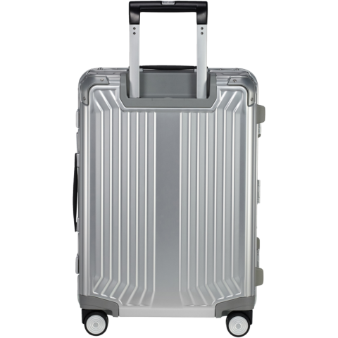De Lite-Box Alu™ koffers zullen al jouw verwachtingen overstijgen, en dit zowel op vlak van design als op vlak van functionaliteit. Deze premium koffers zijn gemaakt uit duurzaam geanodiseerd aluminium en extra verstevigd aan de hoeken. Jouw spullen zitten gegarandeerd veilig dankzij de geïntegreerde TSA combinatiesloten. De Lite-Box Alu™ straalt puur vakmanschap uit en dat weerspiegelt zich ook in de superieure features. Zo zorgen de stille dubbele wielen en de lange dubbele trekstang voor een optimaal rijcomfort. Met de personalisatie tag geef je jouw koffer direct een persoonlijke touch.<br /><br />De binnenkant van jouw Lite-Box Alu™ koffer kan je naar behoefte organiseren. Beide compartimenten zijn voorzien van inpakriemen en een verwijderbaar tussenschot, zodat je jouw spullen zorgvuldig kan inpakken. Jouw kleinere travel essentials, kan je kwijt in de vele ritsvakken, allen voorzien van een zachte kwalitatieve voering. Aluminium materiaal kan onderhevig zijn aan krassen en deuken, wat je bagage karakter zal geven tijdens jouw reizen. Reisherinneringen vervagen nooit. Op deze collectie geeft Samsonite maar liefst 10 jaar wereldwijde (beperkte) garantie.<br /><br />Personalisatie is mogelijk door middel van een gravering of een gepersonaliseerde tag.