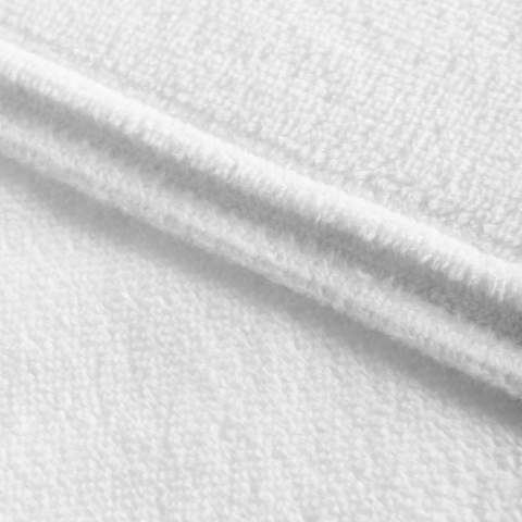 This Sophie Muval doubleface towel with a size of 180 x 100 cm is made of 50% cotton and 50% polyester.