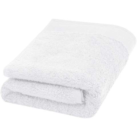 Cette serviette de haute qualité et durable de 550 g/m² propose une épaisseur agréable, un toucher soyeux et se révèle très douce sur la peau. Cet article est certifié STANDARD 100 by OEKO-TEX®. Cette certification garantit que le produit textile a été fabriqué à l'aide de procédés durables, dans des conditions de travail respectueuses de l'environnement et socialement responsables, et qu'il est exempt de produits chimiques ou de matières synthétiques nocives. Disponible dans plusieurs couleurs magnifiques pour parfaire la décoration de tout type de salle de bain, dans une maison ou un hôtel. La serviette est teinte avec un procédé de teinture sans eau qui réduit la demande en eau douce. Cela évite également la production de gros volumes d'eau polluée, caractéristiques des procédés de teinture à base d'eau. Dimensions de la serviette : 50 x 100 cm. Fabriquée en Europe. 