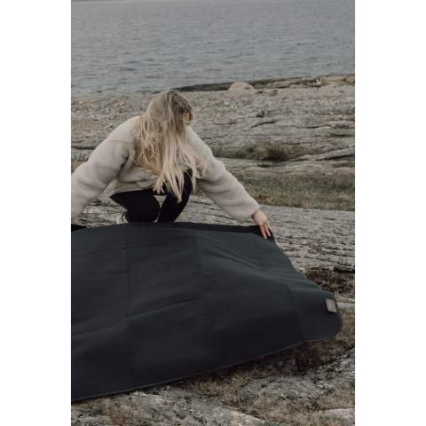 Head outdoors and bring the Baltimore picnic blanket with you. The blanket features a soft fleece surface for maximum comfort and a water-resistant PEVA backing that protects against moisture and cold. Equipped with a long handle for easy and comfortable carrying and a practical front zip pocket for keys, phone or other essentials. Certified by RCS (Recycled Claim Standard), RCS certification guarantees that the entire supply chain of recycled materials is certified. The total recycled content is based on the overall product weight. This product contains 47% RCS certified recycled polyester.