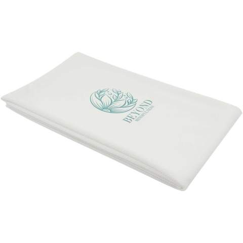La serviette de sport Althea est fabriquée en polyester de 140 g/m², offrant un séchage rapide et une surface absorbante, essentielle pour essuyer la sueur lors d'entraînements intenses ou d'activités de plein air. Avec ses dimensions généreuses de 70 x 140 cm, cette serviette offre une grande polyvalence, parfaite pour les exercices de fitness et les aventures en plein air. 
