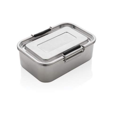 Lunch box de 1 litre solide en acier inoxydable recyclé à 95 %, étanche avec 2 fermetures à clip. Conserve vos repas préférés frais et savoureux pendant longtemps. Le design intemporel et le matériau durable font de cette boîte à lunch le compagnon idéal à l'école ou au bureau. Facile à nettoyer, mais ne doit pas être mise au lave-vaisselle ni utilisée au micro-ondes. Fabriquée avec des matériaux recyclés certifiés RCS (Recycled Claim Standard). La certification RCS garantit une chaîne d'approvisionnement entièrement certifiée pour les matériaux recyclés. Contenu recyclé total basé sur le poids de l'article. Pour les aliments froids uniquement. Emballage kraft certifié FSC® inclus.