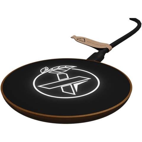 Kabellose 10 W Ladestation mit leuchtendem Logo, antibakterieller Soft-Touch-Oberfläche und aus Holz. Mit einem Ladekabel aus recyceltem PET-Kunststoff. Geliefert in einer schwarzen Kraft-Geschenkbox aus Recyclingpapier mit magnetischem Schließmechanismus. Patent EUROPE EUIPO.