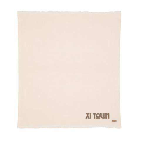 Couverture 130x150cm Ukiyo Aware™ Polylana® tissée avec des bords frangés. Gardez-la sur votre canapé pour des soirées cinéma douillettes ou sur votre lit pour un beau look. Avec le traceur AWARE™ qui valide l'utilisation authentique de matériaux recyclés. 2 % du produit de la vente de chaque produit contenant AWARE™ sera reversé à Water.org.