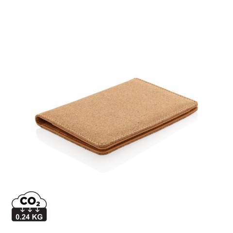 Etui fabriqué à base de liège naturel et sécurisé avec la protection anti-RFID. Le système anti-RFID permet d'éviter l'usurpation d'identité et le piratage électronique. 3 emplacements pour 6 cartes.