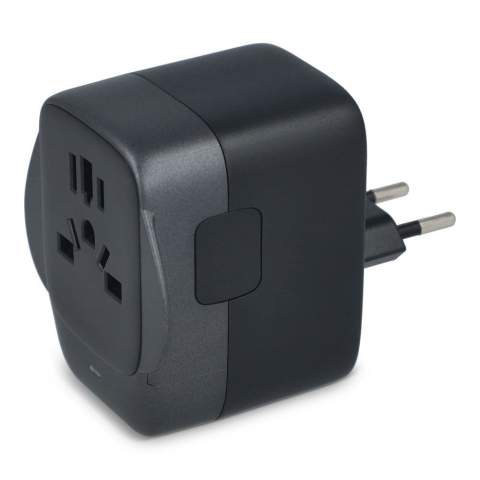 Reisen Sie mit dem leistungsstarken Travel Adapter in über 150 Länder. Durch sein kompaktes Design und geringes Gewicht (nur 140 g) eignet er sich perfekt für leichtes Gepäck. Mit Sicherheitsverschluss, Anti-Single-Plug-in und Anti-Schock-Funktion ist er babysicher - ideal für sorgenfreie Familienreisen. Der Adapter ist aus recyceltem Kunststoff hergestellt.