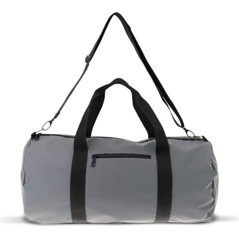 Diese reflektierende Reisetasche besteht aus einem Material, das die Sichtbarkeit in dunklen Umgebungen erhöht. Sie ist ideal, um sie auf Reisen mitzunehmen und eine Menge Sachen zu transportieren. Die Tasche ist mit zwei Haltegriffen und einem Schultergurt ausgetattet.
