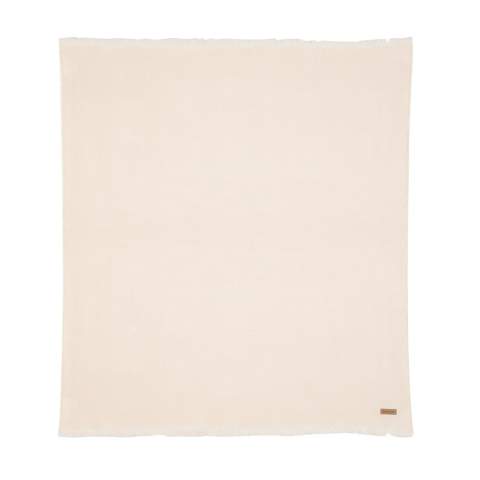 Couverture 130x150cm Ukiyo Aware™ Polylana® tissée avec des bords frangés. Gardez-la sur votre canapé pour des soirées cinéma douillettes ou sur votre lit pour un beau look. Avec le traceur AWARE™ qui valide l'utilisation authentique de matériaux recyclés. 2 % du produit de la vente de chaque produit contenant AWARE™ sera reversé à Water.org.