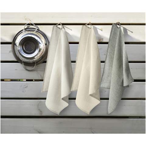 The Pheebs kitchen towel is made of a high quality 200 g/m² recycled cotton polyester blend. Recycled cotton is manufactured from pre-consumer waste generated by textile factories during the cutting process. Due to the nature of recycled cotton, there may be a very slight color variation. This feature distinctly adds to a more authentic appearance.