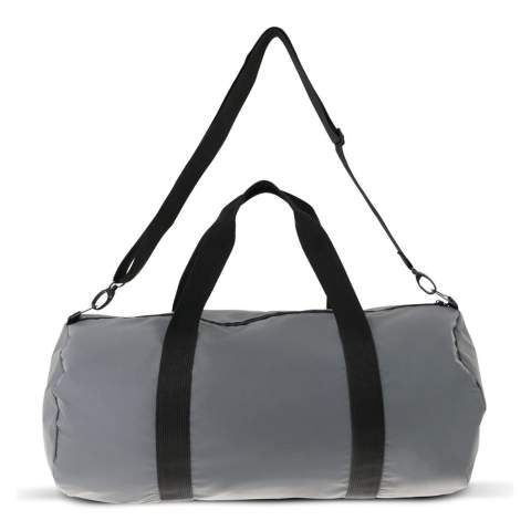 Diese reflektierende Reisetasche besteht aus einem Material, das die Sichtbarkeit in dunklen Umgebungen erhöht. Sie ist ideal, um sie auf Reisen mitzunehmen und eine Menge Sachen zu transportieren. Die Tasche ist mit zwei Haltegriffen und einem Schultergurt ausgetattet.