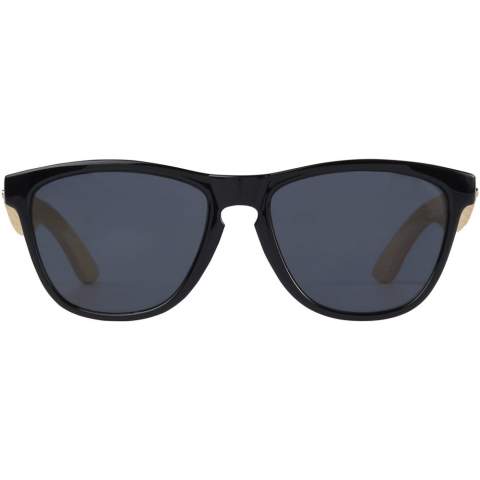 Diese nachhaltige Sonnenbrille ist der ideale Werbeartikel für Sommerfestivals, Veranstaltungen oder andere sonnige Aktivitäten im Freien. Das Gestell besteht aus Ocean Bound Plastic. Die Bügel aus Bambus sind leicht und bieten einen bequemen Sitz. Sie entspricht der Norm EN ISO 12312-1 und verfügt über UV400-Gläser der Kategorie 3, wodurch sie die perfekte Wahl für den Schutz vor hellem Sonnenlicht ist.
