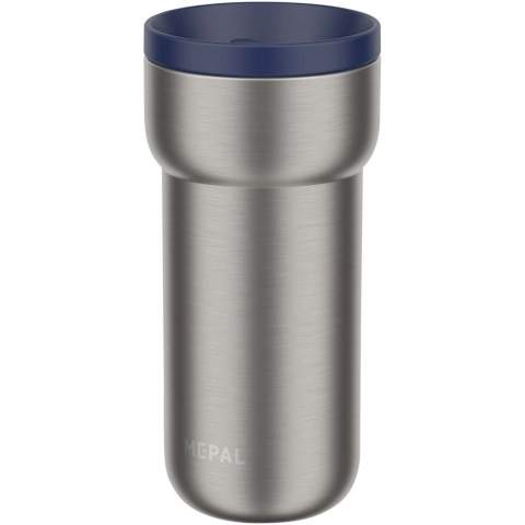 De 375 ml Ellipse geïsoleerde mok van duurzaam roestvrij staal is perfect voor onderweg. Hij houdt je drankje tot 4 uur warm of tot 8 uur koud, ideaal voor je ochtendkoffie of een verfrissende koude drank. De mok is 100% lekvrij, past in bijna elke bekerhouder en is BPA-vrij voor veilig dagelijks gebruik. Handwas wordt aanbevolen om de afwerking mooi te houden.
