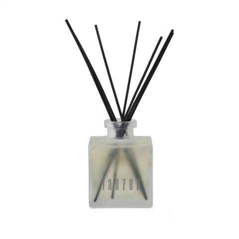 Bâtonnets parfumés de la marque Janzen, au parfum Black 22. Grâce au bois spécial utilisé pour les bâtonnets, votre parfum préféré se répand dans toute la maison. Convient à toutes les pièces de la maison – de la chambre aux toilettes, du bureau à la cuisine. Le nombre de bâtonnets vous permet de déterminer l’intensité du parfum.                                                        Un parfum à la fois frais et chaud, en équilibre entre la légèreté et l’intensité, le féminin et le masculin. Black 22 est un riche bouquet comprenant de la bergamote et des épices, des écorces tropicales et des fèves tonka sucrées – également connues sous le nom de « fruit défendu ». Ce flacon en verre est rempli de 200 ml d'huile de parfum et est livré avec bâtonnets. Emballé par set dans un coffret cadeau. Emballé par set.