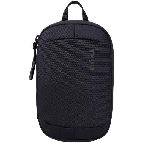 Der kleine Thule Subterra Powershuttle bietet durchdachten Stauraum für Ladegeräte, Kabel, Adapter, elektronische Kleingeräte, Stifte und andere Gegenstände. Dieser Organizer verfügt über eine Reihe von vielseitigen Fächern und elastischen Schlaufen sowie einen praktischen Schlüsselanhänger. Dank seiner schlankenn Form ist das Wesentliche auch unterwegs schnell zur Hand.