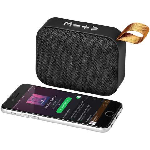 L’enceinte Bluetooth® en tissu Fashion offre un son exceptionnel et un style tendance. La grille de l’enceinte est enveloppée d’un tissu tissé et le boîtier a une finition douce au toucher. Le pilote 3 watts de l’enceinte a de l’énergie à revendre, tandis que le contrôle de la musique et le microphone intégrés vous permettent de gérer la musique et de tenir une conférence téléphonique à partir de n’importe quel endroit sans toucher votre téléphone. La batterie de 400 mAh permet de lire de la musique pendant plus de 2 heures. Portée de fonctionnement du Bluetooth® de 10 mètres. Bluetooth® version 5.0.