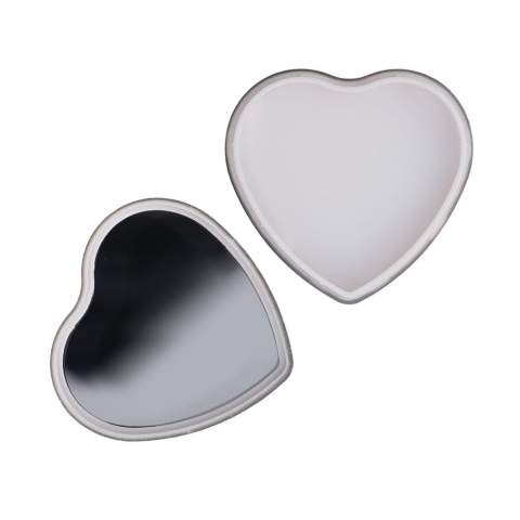 Lippenbalsam in einem herzförmigen Behälter aus recyceltem ABS. Bietet feuchtigkeitsspendende Pflege in einem eleganten und kompakten Design. Umweltfreundlich und perfekt für den täglichen Gebrauch.