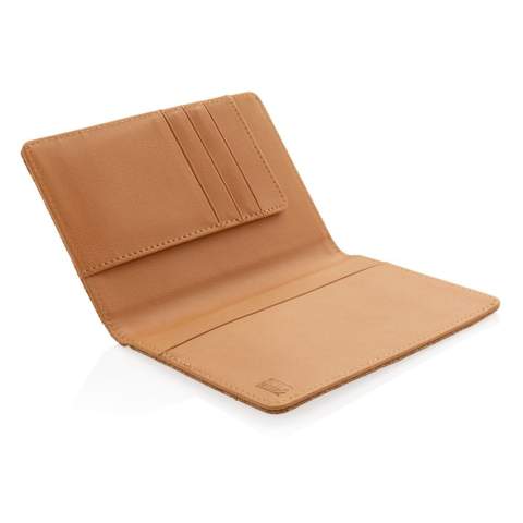 Etui fabriqué à base de liège naturel et sécurisé avec la protection anti-RFID. Le système anti-RFID permet d'éviter l'usurpation d'identité et le piratage électronique. 3 emplacements pour 6 cartes.