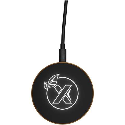 Kabellose 10 W Ladestation mit leuchtendem Logo, antibakterieller Soft-Touch-Oberfläche und aus Holz. Mit einem Ladekabel aus recyceltem PET-Kunststoff. Geliefert in einer schwarzen Kraft-Geschenkbox aus Recyclingpapier mit magnetischem Schließmechanismus. Patent EUROPE EUIPO.