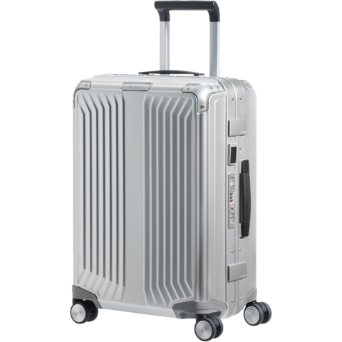 De Lite-Box Alu™ koffers zullen al jouw verwachtingen overstijgen, en dit zowel op vlak van design als op vlak van functionaliteit. Deze premium koffers zijn gemaakt uit duurzaam geanodiseerd aluminium en extra verstevigd aan de hoeken. Jouw spullen zitten gegarandeerd veilig dankzij de geïntegreerde TSA combinatiesloten. De Lite-Box Alu™ straalt puur vakmanschap uit en dat weerspiegelt zich ook in de superieure features. Zo zorgen de stille dubbele wielen en de lange dubbele trekstang voor een optimaal rijcomfort. Met de personalisatie tag geef je jouw koffer direct een persoonlijke touch.<br /><br />De binnenkant van jouw Lite-Box Alu™ koffer kan je naar behoefte organiseren. Beide compartimenten zijn voorzien van inpakriemen en een verwijderbaar tussenschot, zodat je jouw spullen zorgvuldig kan inpakken. Jouw kleinere travel essentials, kan je kwijt in de vele ritsvakken, allen voorzien van een zachte kwalitatieve voering. Aluminium materiaal kan onderhevig zijn aan krassen en deuken, wat je bagage karakter zal geven tijdens jouw reizen. Reisherinneringen vervagen nooit. Op deze collectie geeft Samsonite maar liefst 10 jaar wereldwijde (beperkte) garantie.<br /><br />Personalisatie is mogelijk door middel van een gravering of een gepersonaliseerde tag.