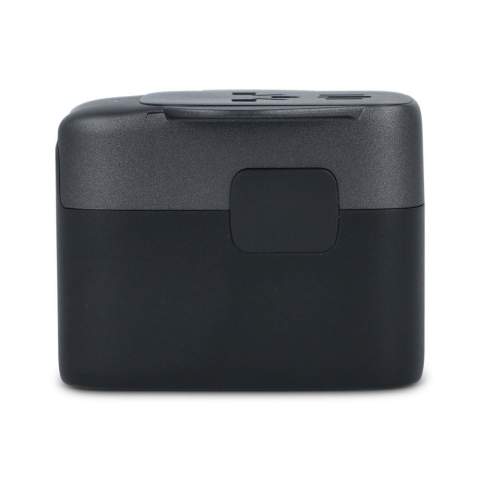 Reisen Sie mit dem leistungsstarken Travel Adapter in über 150 Länder. Durch sein kompaktes Design und geringes Gewicht (nur 140 g) eignet er sich perfekt für leichtes Gepäck. Mit Sicherheitsverschluss, Anti-Single-Plug-in und Anti-Schock-Funktion ist er babysicher - ideal für sorgenfreie Familienreisen. Der Adapter ist aus recyceltem Kunststoff hergestellt.