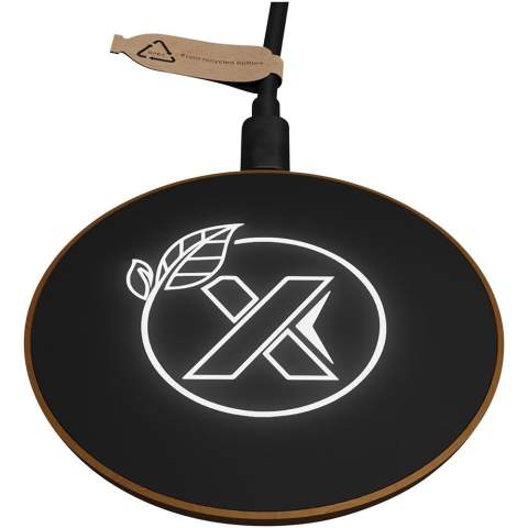 Kabellose 10 W Ladestation mit leuchtendem Logo, antibakterieller Soft-Touch-Oberfläche und aus Holz. Mit einem Ladekabel aus recyceltem PET-Kunststoff. Geliefert in einer schwarzen Kraft-Geschenkbox aus Recyclingpapier mit magnetischem Schließmechanismus. Patent EUROPE EUIPO.