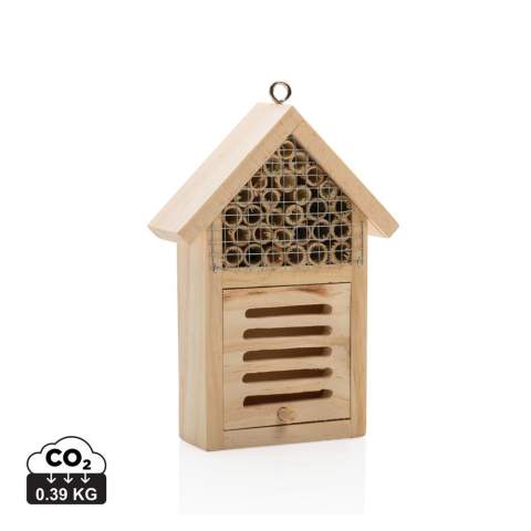 Insekten sind in der Natur unverzichtbar! Indem Sie dieses Insektenhotel platzieren, helfen Sie ihnen, ihre nützliche Arbeit von dort aus zu erledigen. Dieses kleine Insektenhotel wird einsame Bienen und Florfliegen beherbergen. Das Insektenhotel muss an einem sonnigen, wind- und regengeschützten Ort mindestens 50 cm vom Boden entfernt platziert werden. Die Vorderseite mit der Öffnung sollte auf der Sonnenseite zugewandt werden. Auf der Rückseite befindet sich ein Loch zum einfachen Aufhängen. Hergestellt aus Kiefernholz.