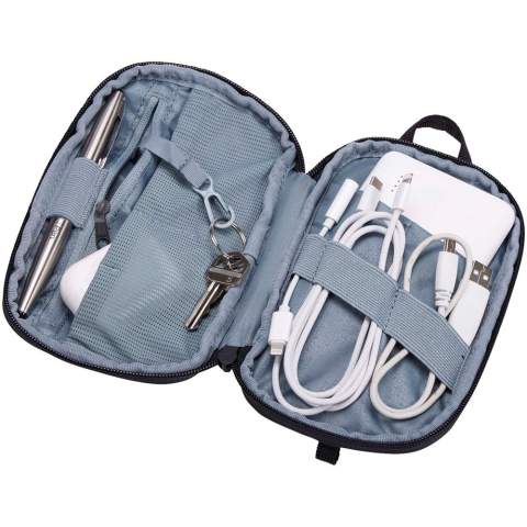 Der kleine Thule Subterra Powershuttle bietet durchdachten Stauraum für Ladegeräte, Kabel, Adapter, elektronische Kleingeräte, Stifte und andere Gegenstände. Dieser Organizer verfügt über eine Reihe von vielseitigen Fächern und elastischen Schlaufen sowie einen praktischen Schlüsselanhänger. Dank seiner schlankenn Form ist das Wesentliche auch unterwegs schnell zur Hand.