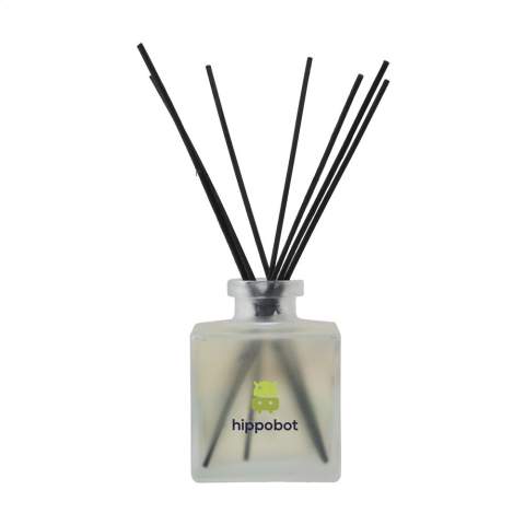 Bâtonnets parfumés de la marque Janzen, au parfum Black 22. Grâce au bois spécial utilisé pour les bâtonnets, votre parfum préféré se répand dans toute la maison. Convient à toutes les pièces de la maison – de la chambre aux toilettes, du bureau à la cuisine. Le nombre de bâtonnets vous permet de déterminer l’intensité du parfum.                                                        Un parfum à la fois frais et chaud, en équilibre entre la légèreté et l’intensité, le féminin et le masculin. Black 22 est un riche bouquet comprenant de la bergamote et des épices, des écorces tropicales et des fèves tonka sucrées – également connues sous le nom de « fruit défendu ». Ce flacon en verre est rempli de 200 ml d'huile de parfum et est livré avec bâtonnets. Emballé par set dans un coffret cadeau. Emballé par set.