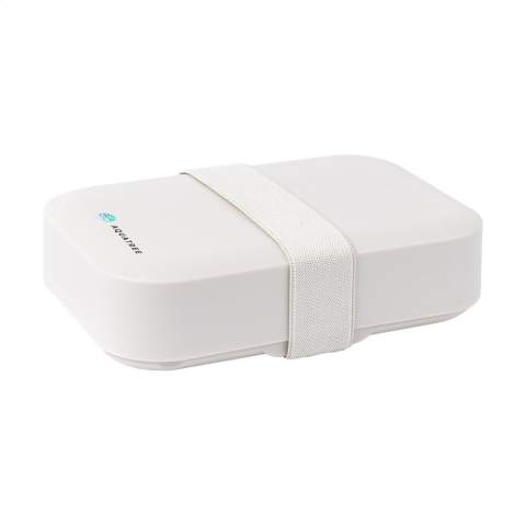 Boîte à lunch pratique en plastique PP de la marque Amuse. La lunch box est réglable en hauteur et dispose d'une fermeture élastique de couleur assortie. Le fond nervuré assure une bonne ventilation, de sorte que le contenu reste frais plus longtemps. Sans BPA. Ce produit passe au lave-vaisselle jusqu'à 65°C. Le lavage à la main est recommandé pour préserver l’impression. Fabriqué en Belgique.