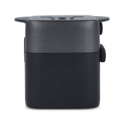 Reisen Sie mit dem leistungsstarken Travel Adapter in über 150 Länder. Durch sein kompaktes Design und geringes Gewicht (nur 140 g) eignet er sich perfekt für leichtes Gepäck. Mit Sicherheitsverschluss, Anti-Single-Plug-in und Anti-Schock-Funktion ist er babysicher - ideal für sorgenfreie Familienreisen. Der Adapter ist aus recyceltem Kunststoff hergestellt.