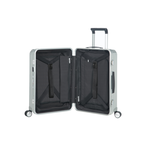 De Lite-Box Alu™ koffers zullen al jouw verwachtingen overstijgen, en dit zowel op vlak van design als op vlak van functionaliteit. Deze premium koffers zijn gemaakt uit duurzaam geanodiseerd aluminium en extra verstevigd aan de hoeken. Jouw spullen zitten gegarandeerd veilig dankzij de geïntegreerde TSA combinatiesloten. De Lite-Box Alu™ straalt puur vakmanschap uit en dat weerspiegelt zich ook in de superieure features. Zo zorgen de stille dubbele wielen en de lange dubbele trekstang voor een optimaal rijcomfort. Met de personalisatie tag geef je jouw koffer direct een persoonlijke touch.<br /><br />De binnenkant van jouw Lite-Box Alu™ koffer kan je naar behoefte organiseren. Beide compartimenten zijn voorzien van inpakriemen en een verwijderbaar tussenschot, zodat je jouw spullen zorgvuldig kan inpakken. Jouw kleinere travel essentials, kan je kwijt in de vele ritsvakken, allen voorzien van een zachte kwalitatieve voering. Aluminium materiaal kan onderhevig zijn aan krassen en deuken, wat je bagage karakter zal geven tijdens jouw reizen. Reisherinneringen vervagen nooit. Op deze collectie geeft Samsonite maar liefst 10 jaar wereldwijde (beperkte) garantie.<br /><br />Personalisatie is mogelijk door middel van een gravering of een gepersonaliseerde tag.