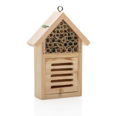 Insekten sind in der Natur unverzichtbar! Indem Sie dieses Insektenhotel platzieren, helfen Sie ihnen, ihre nützliche Arbeit von dort aus zu erledigen. Dieses kleine Insektenhotel wird einsame Bienen und Florfliegen beherbergen. Das Insektenhotel muss an einem sonnigen, wind- und regengeschützten Ort mindestens 50 cm vom Boden entfernt platziert werden. Die Vorderseite mit der Öffnung sollte auf der Sonnenseite zugewandt werden. Auf der Rückseite befindet sich ein Loch zum einfachen Aufhängen. Hergestellt aus Kiefernholz.
