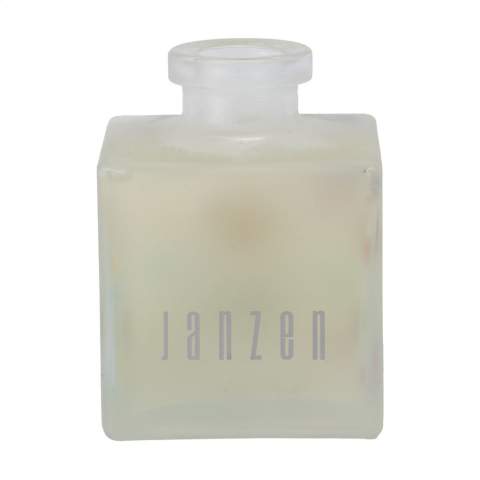 Bâtonnets parfumés de la marque Janzen, au parfum Black 22. Grâce au bois spécial utilisé pour les bâtonnets, votre parfum préféré se répand dans toute la maison. Convient à toutes les pièces de la maison – de la chambre aux toilettes, du bureau à la cuisine. Le nombre de bâtonnets vous permet de déterminer l’intensité du parfum.                                                        Un parfum à la fois frais et chaud, en équilibre entre la légèreté et l’intensité, le féminin et le masculin. Black 22 est un riche bouquet comprenant de la bergamote et des épices, des écorces tropicales et des fèves tonka sucrées – également connues sous le nom de « fruit défendu ». Ce flacon en verre est rempli de 200 ml d'huile de parfum et est livré avec bâtonnets. Emballé par set dans un coffret cadeau. Emballé par set.