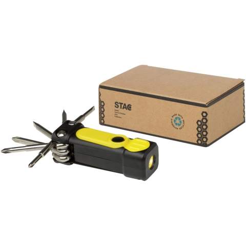 Ensemble de tournevis compact 8-en-1 avec lampe de poche en plastique recyclé certifié RCS (20 %). La norme RCS (Recycled Claim Standard) vérifie le contenu recyclé d'un produit tout au long de la chaîne d'approvisionnement. Cet outil pratique comprend 2 lampes LED, 3 têtes cruciformes et 3 têtes plates. Livré avec trois piles LR44. Emballé dans un coffret cadeau STAC provenant de sources durables.