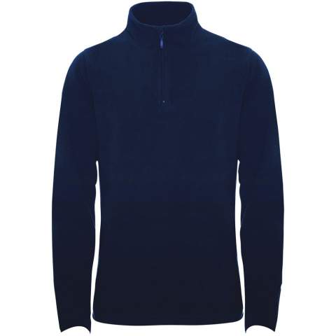 Micropolaire avec demi-fermeture zippée au niveau du cou et du menton. Poignets avec bordure élastique assortie. Coupe slim. Étiquette détachable. Le mannequin mesure 179 cm et porte la taille S.