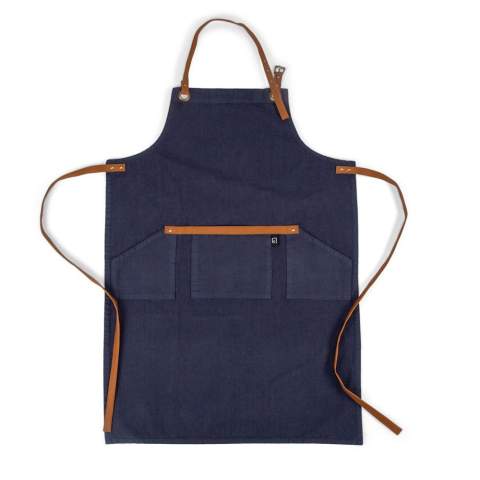 Schürze aus reiner Baumwolle mit verstellbarem Band im Nacken und drei Taschen in der Taille. Riemen und Details aus PU-Leder.