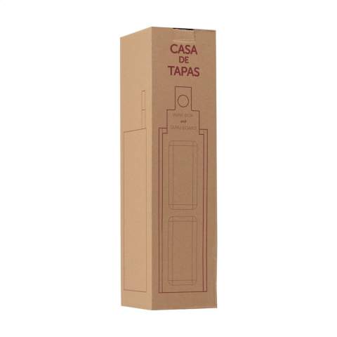 Rackpack Casa de Tapas Small : coffret cadeau à vin et plateau en un seul petit modèle. Un coffret cadeau en bois pour une bouteille de vin ou de délicieuses tapas. La face avant de l'assiette en bambou a des compartiments pour les tapas, l'arrière peut être utilisé comme planche à découper. Merci beaucoup! Rackpack : un coffret vin en bois certifié FSC 100% avec une nouvelle seconde vie ! • convient pour une bouteille de vin • bois de pin de 8 à 10 mm • bois de bambou : une alternative au bois d'arbre - le bambou peut être récolté en 5 ans (les arbres ont besoin de 30 à 120 ans !) et 4 à 7 nouvelles plantes poussent à partir de la racine restante • vin non inclus. Chaque article est fourni dans une boite individuelle en papier kraft marron.